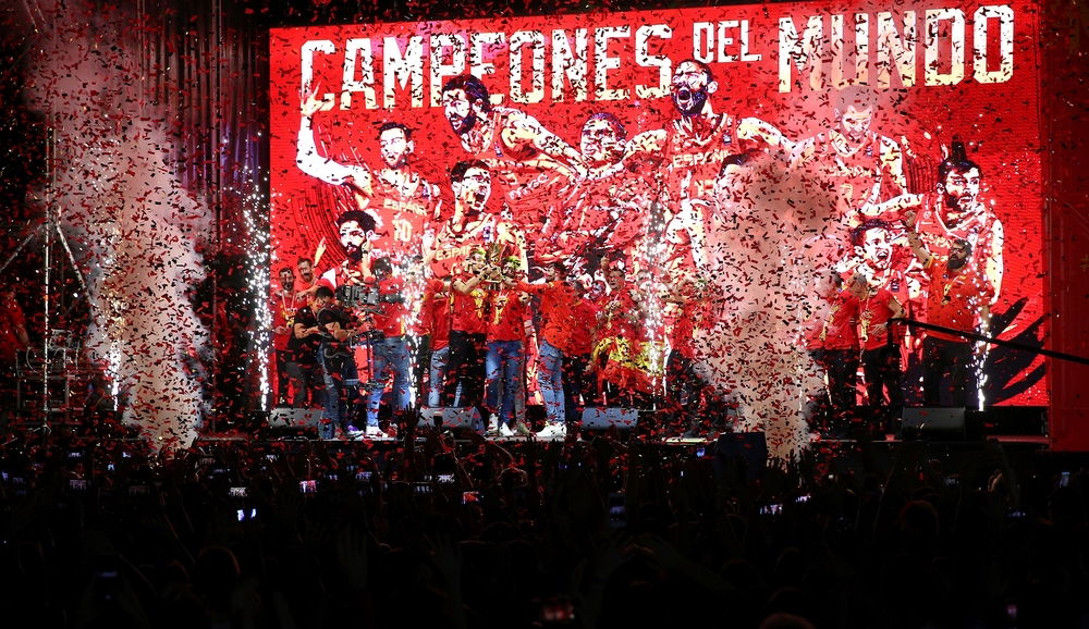 La afición celebra con la selección española de baloncesto el Mundial en la plaza de Colón  / RODRIGO JIMÉNEZ