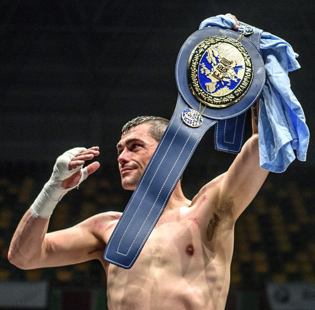 Gago se proclama nuevo campeón de Europa del peso pluma