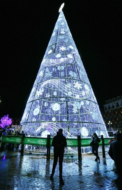Valladolid ya luce su encendido navideño