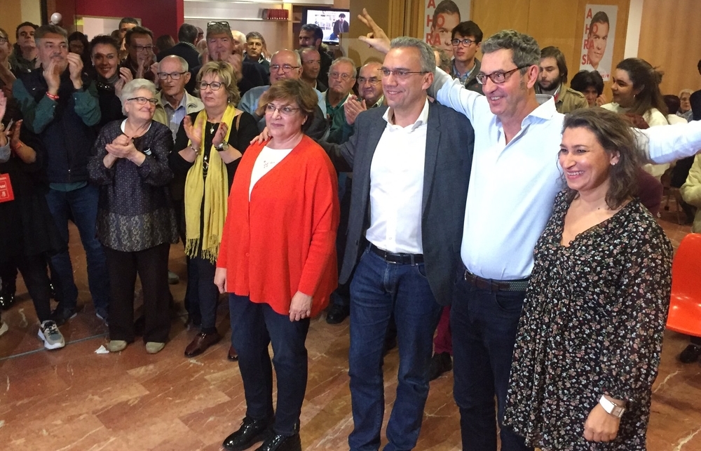 Caballero, Izquierdo, Escarda y Galván celebran el triunfo del PSOE.