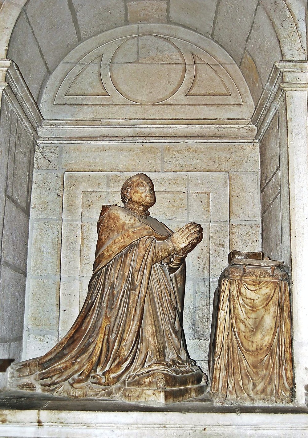 Estatua orante de Alfonso Velázquez en el municipio de Tudela de Duero.