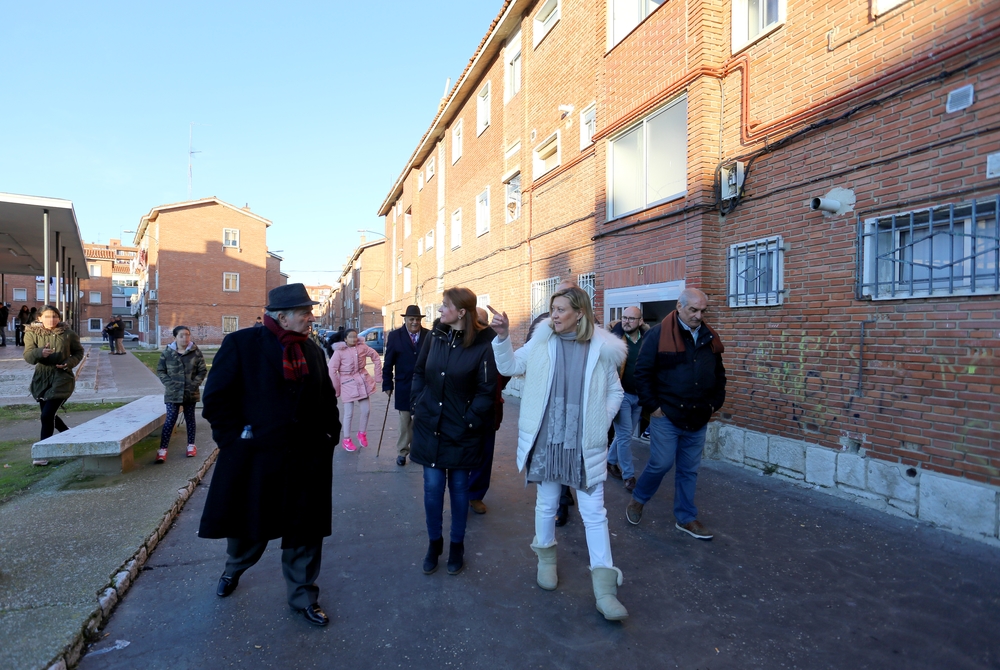 La candidata del PP a la Alcaldía de Valladolid, Pilar del Olmo, visita el barrio de Las Viudas, junto a representantes de organizaciones gitanas de la ciudad.  / LETICIA PÉREZ / ICAL