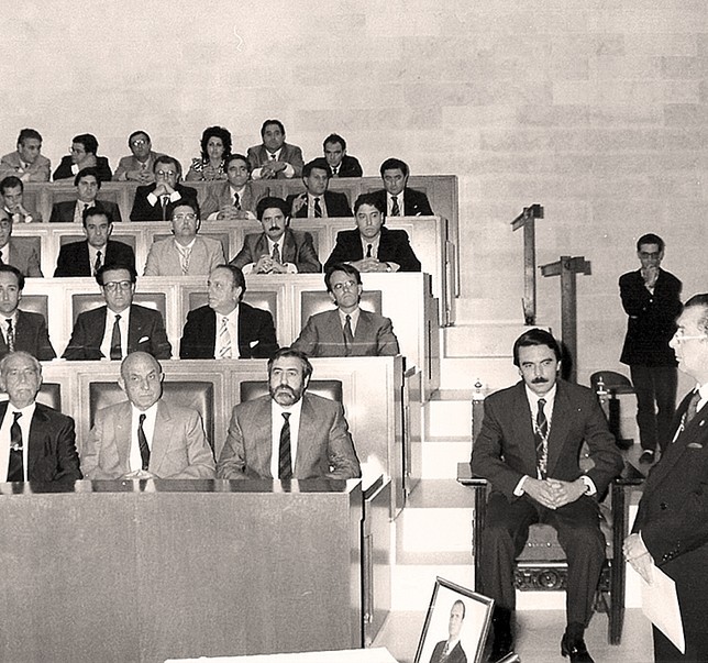 José María Aznar llegó a la Presidencia de la Junta de Castilla y León en el año 1987 y fue investido en el hemiciclo del Castillo de Fuensaldaña, aunque solo permaneció dos años en el cargo antes de abrir su carrera política como presidente del PP.