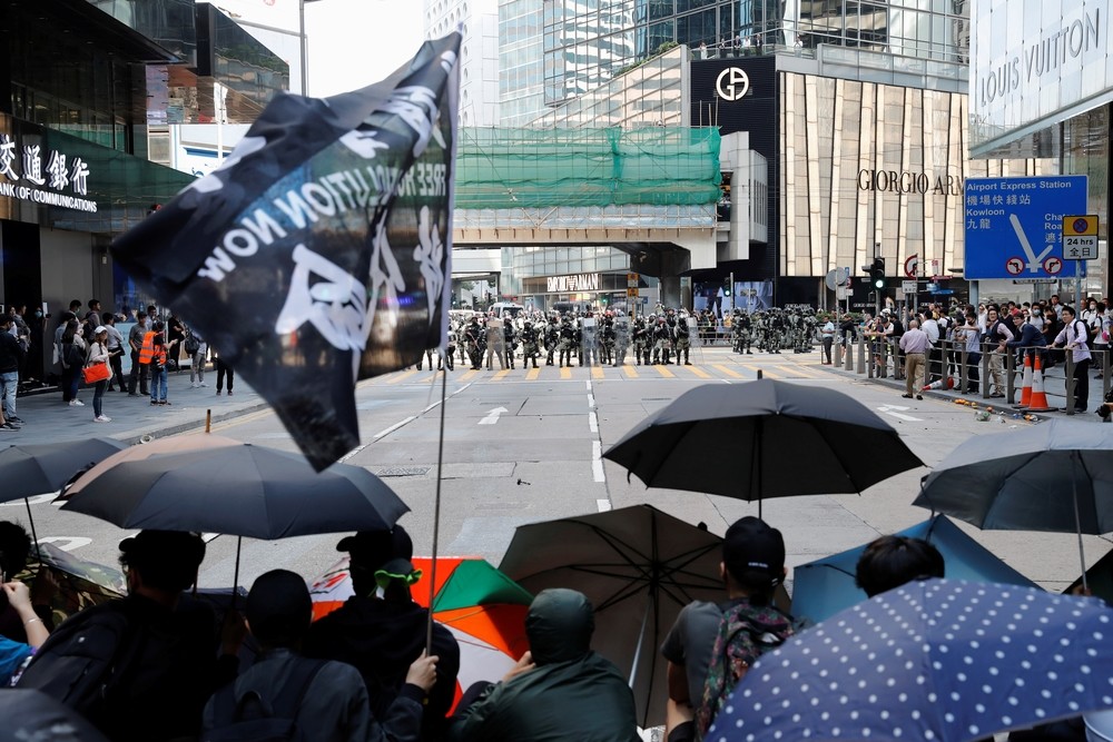 La Policía dispara a un manifestante en Hong Kong