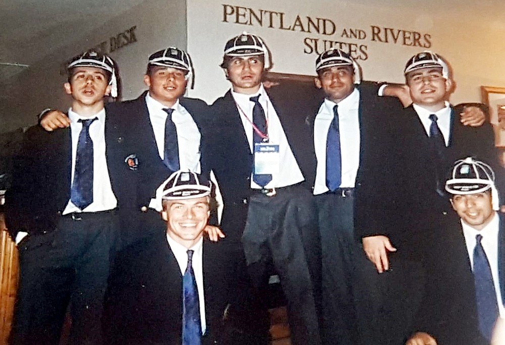 Los siete vallisoletanos, con las gorras o casquetas (caps) que se otorgan por la participación en un partido internacional.