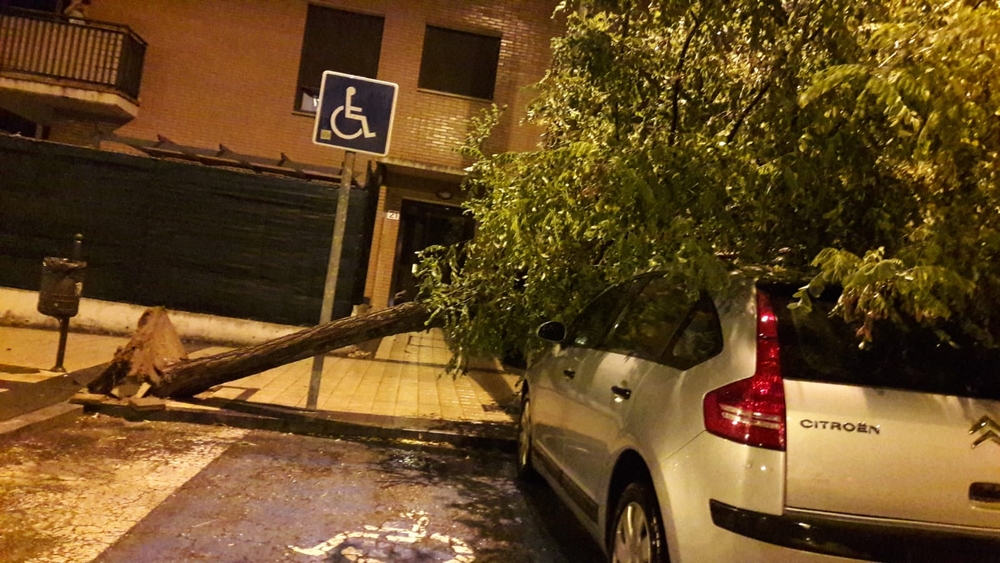 La tormenta provoca inundaciones por toda la ciudad.  / El Día de Valladolid