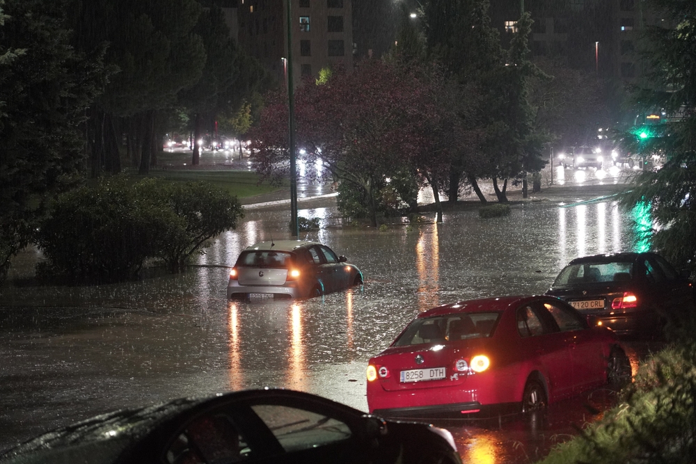 La tormenta provoca inundaciones por toda la ciudad.  / E. MARGARETO (ICAL)