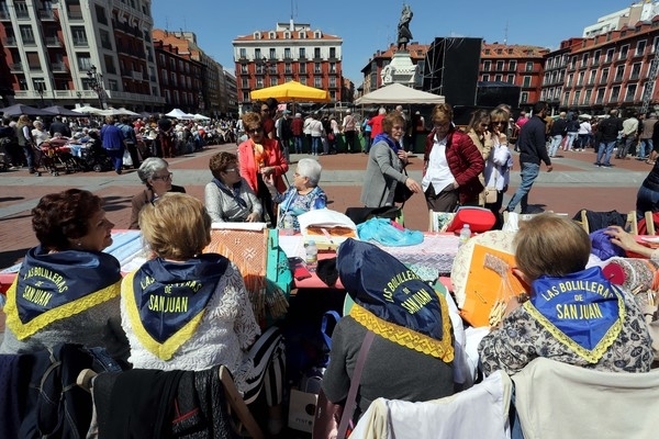 Los bolillos y las vainicas toman la plaza Mayor de Valladol