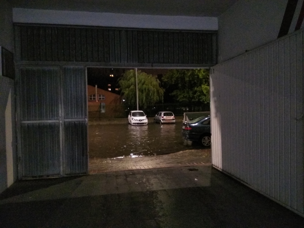 La tormenta provoca inundaciones por toda la ciudad.  / ÍÑIGO CARMONA