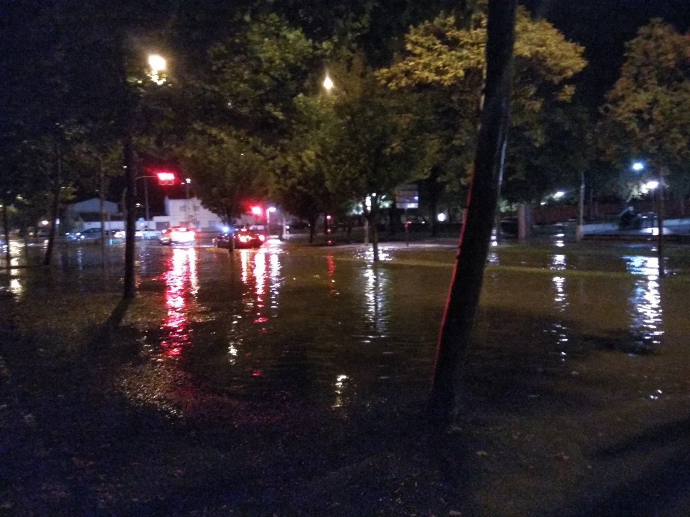 La tormenta provoca inundaciones por toda la ciudad.  / ÍÑIGO CARMONA