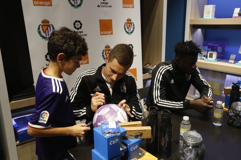 Firma de autógrafos de jugadores del Real Valladolid  / JONATHAN TAJES