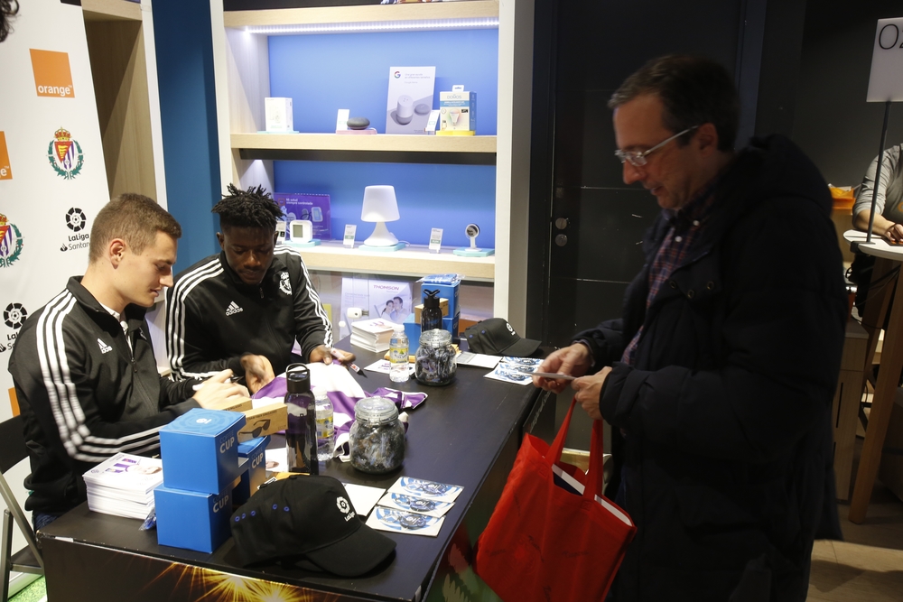 Firma de autógrafos de jugadores del Real Valladolid  / JONATHAN TAJES