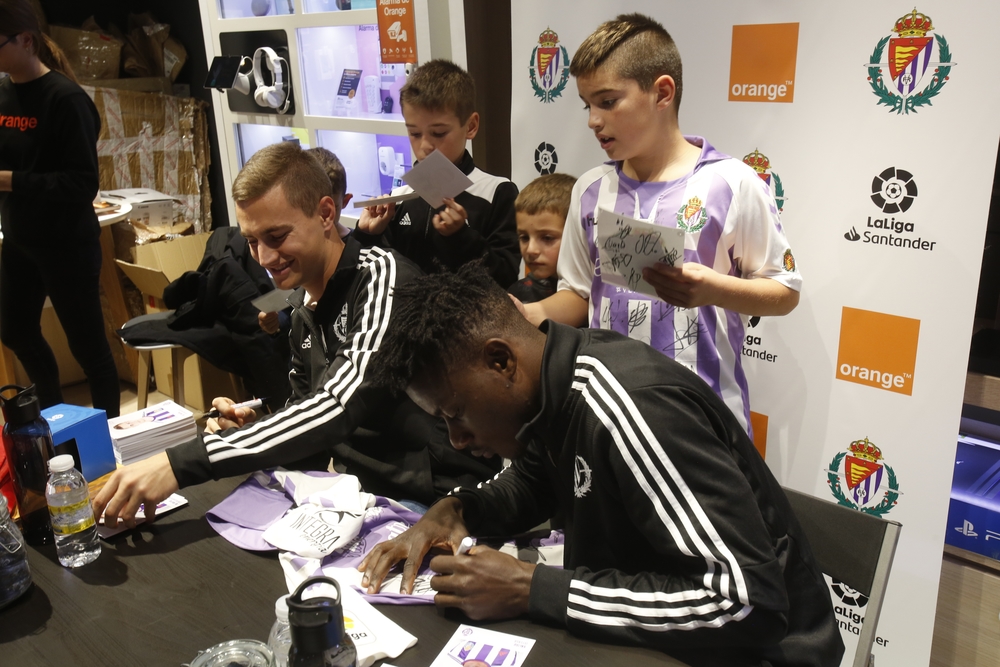 Firma de autógrafos de jugadores del Real Valladolid  / JONATHAN TAJES