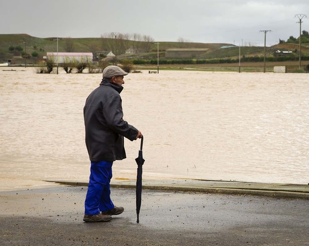 Un hombre observa las inundaciones provocadas por el río Cea en Mayorga.  / R. VALTERO (ICAL)