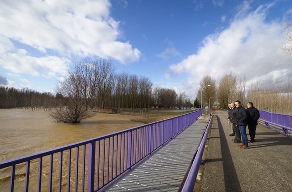 El presidente de la Diputación, Conrado Íscar, observa las inundaciones provocadas por el río Cea en la localidad de Melgar de Abajo.  / R. VALTERO (ICAL)