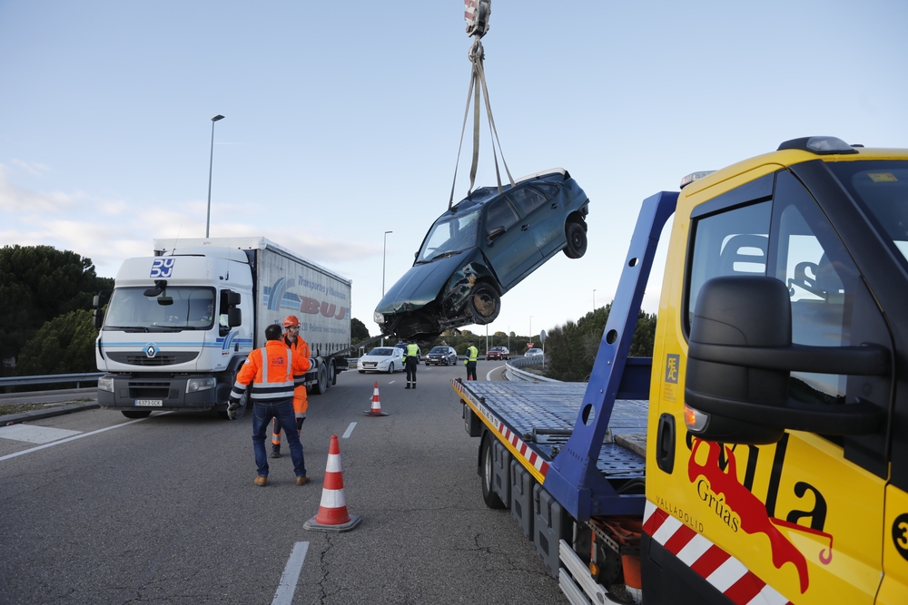 Rescate de un vehículo tras un accidente en Tudela.  / J. C. CASTILLO