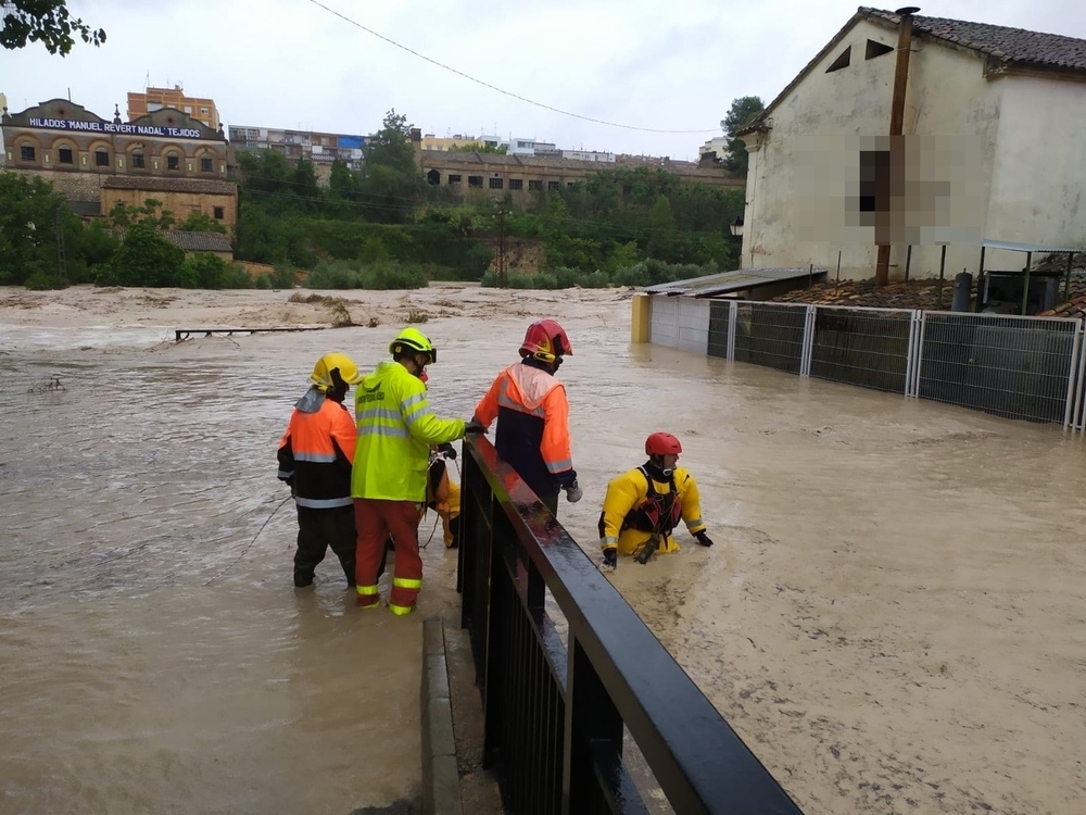 Los bomberos realizan rescatas y desalojos en la zona Cantereria de Ontinyent (Valencia), 