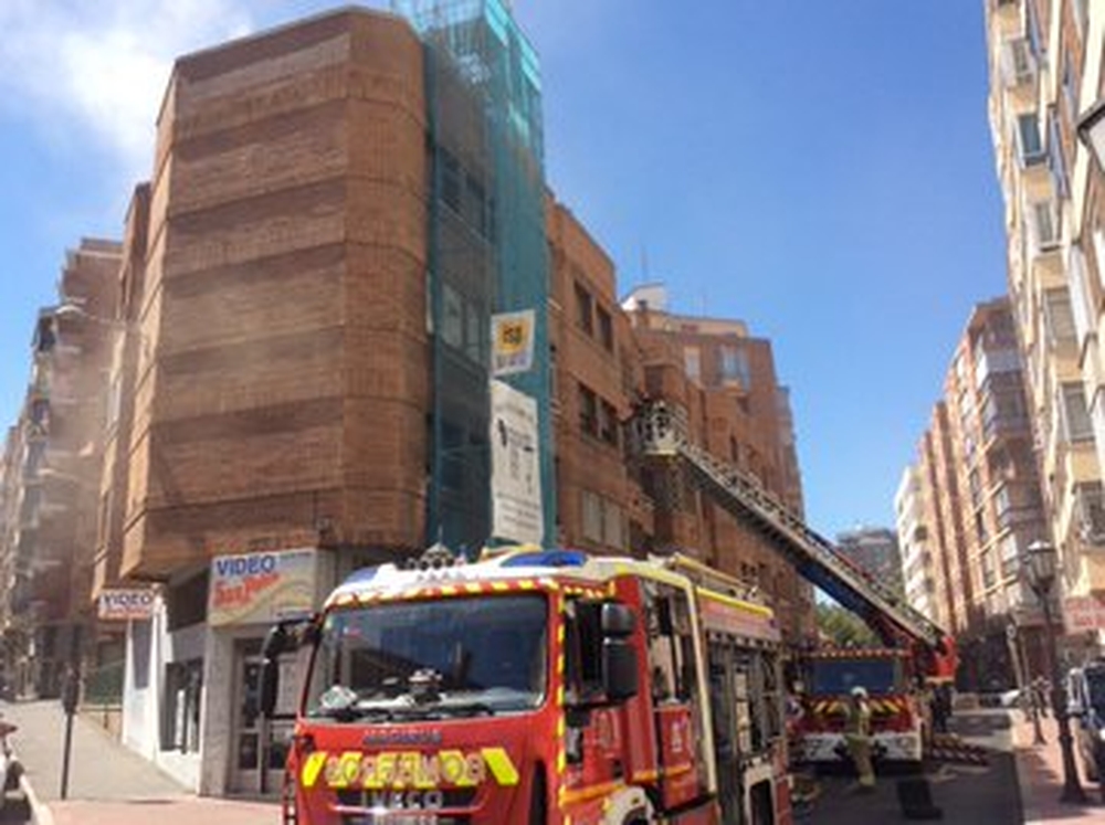 Explosión en un piso de la calle San Quirce  / @BOMBEROSVLL
