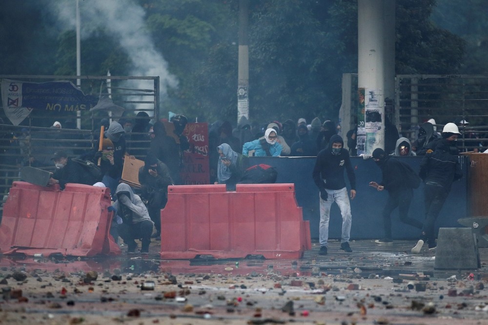Batalla campal entre Policía y manifestantes en Colombia