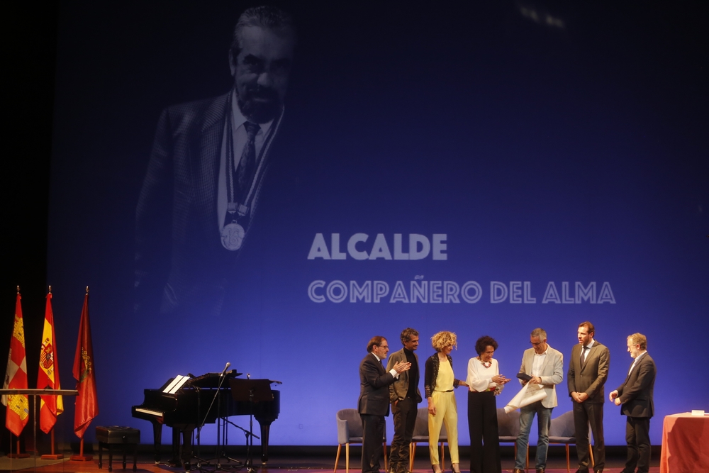 Acto de entrega de la medalla de oro a Tomás Rodríguez Bolaños  / JONATHAN TAJES