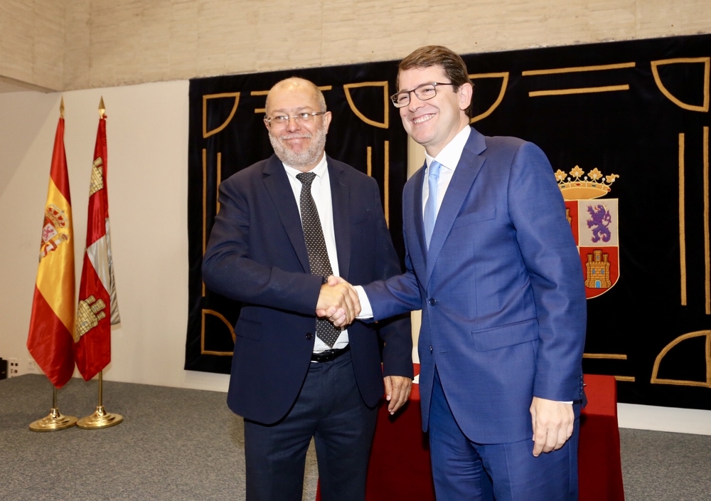  Alfonso Fernández Mañueco y Francisco Igea firman el acuerdo entre PP y Ciudadanos   / MIRIAM CHACÓN / ICAL