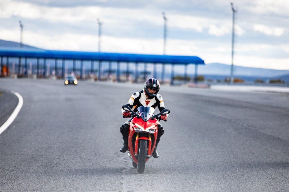 Rivera disfruta de su afición a las motos en Valladolid