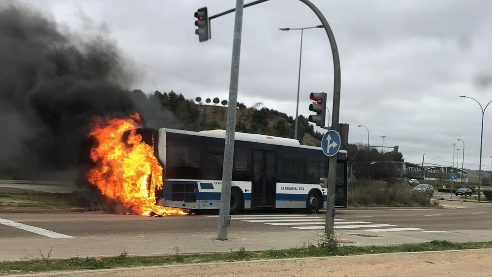Arde un autocar de La Regional junto al José Zorrilla