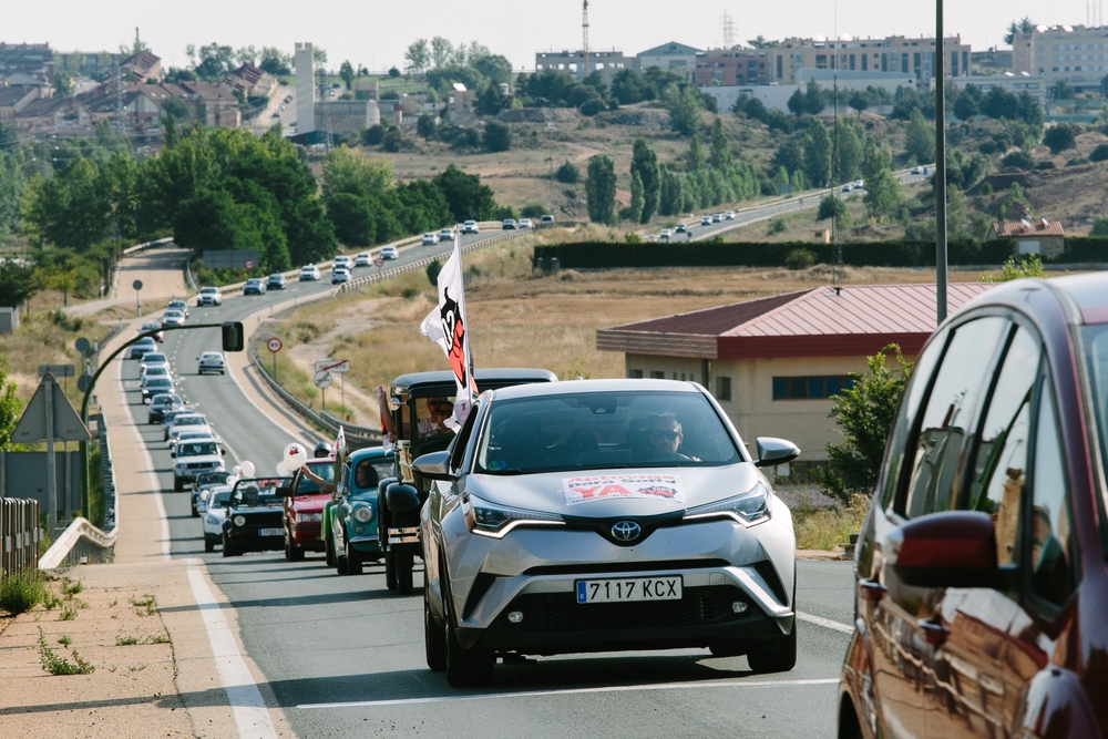 Marcha lenta para reclamar la autovía A-11.  / ICAL