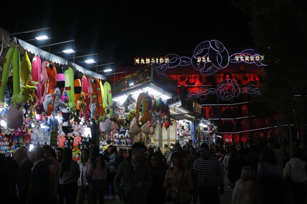 Carruseles y atracciones del Real de la Feria.  / J. C. CASTILLO