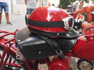 Las motos clásicas toman el centro de Valladolid