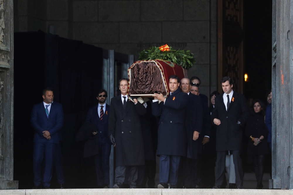 La familia saca a hombros de la Basílica el féretro de Franco