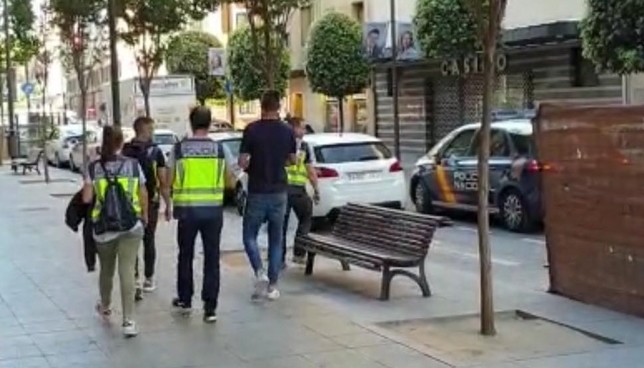 Borja Fernández, a su salida de su domicilio, acompañado por la Policía.