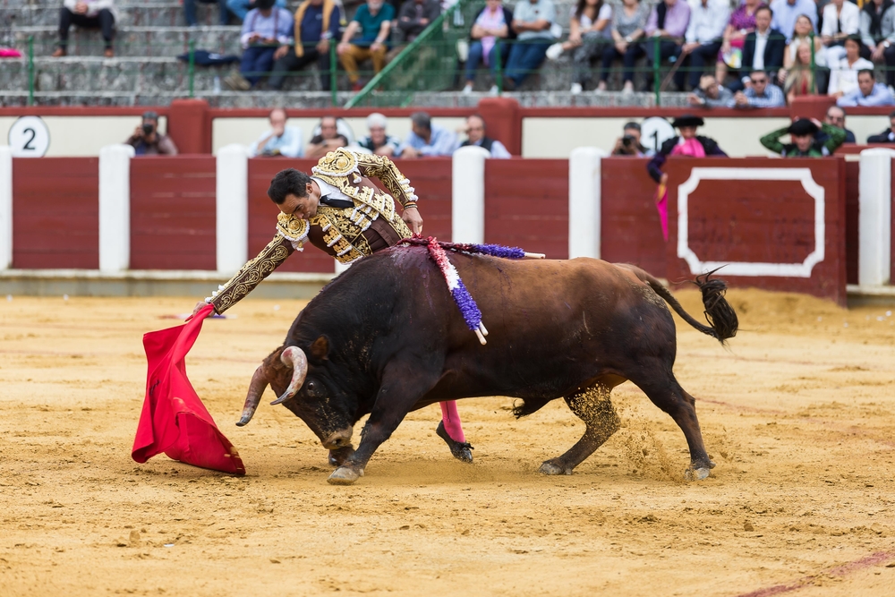 El Cid, López Simón y Ginés Martín, en la cuarta de abono de la Feria.  / WELLINGTON DOS SANTOS