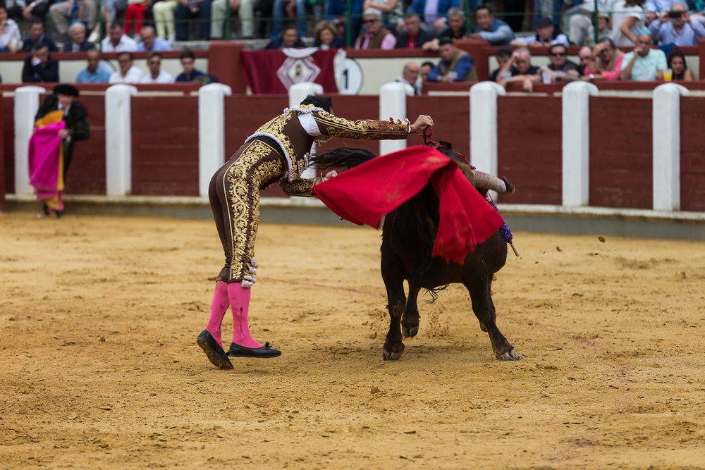 El Cid, López Simón y Ginés Martín, en la cuarta de abono de la Feria.  / WELLINGTON DOS SANTOS