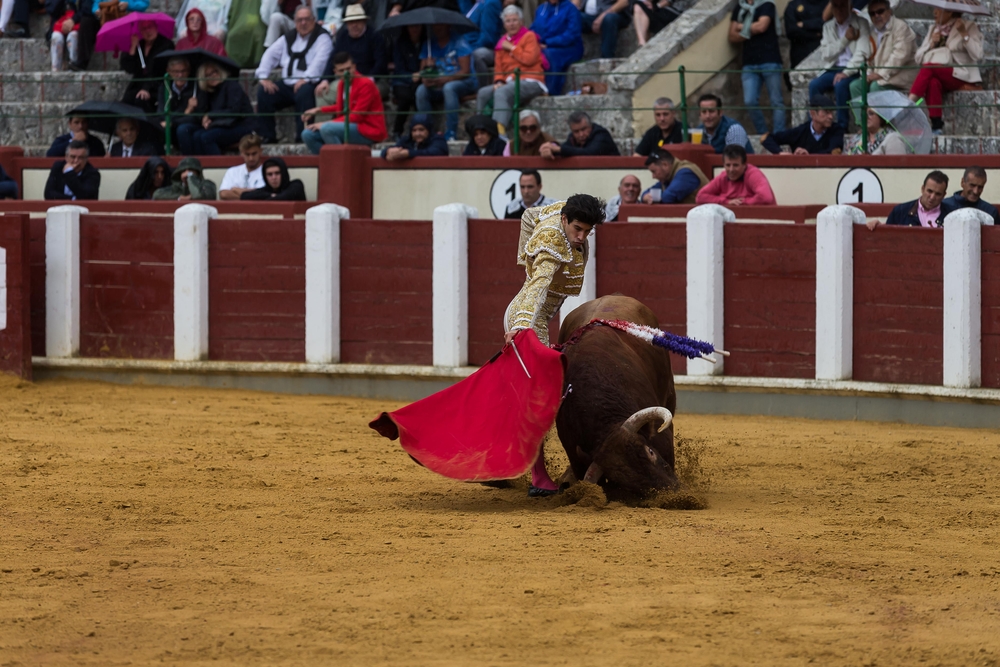 El Cid, López Simón y Ginés Martín, en la cuarta de abono de la Feria.  / WELLINGTON DOS SANTOS