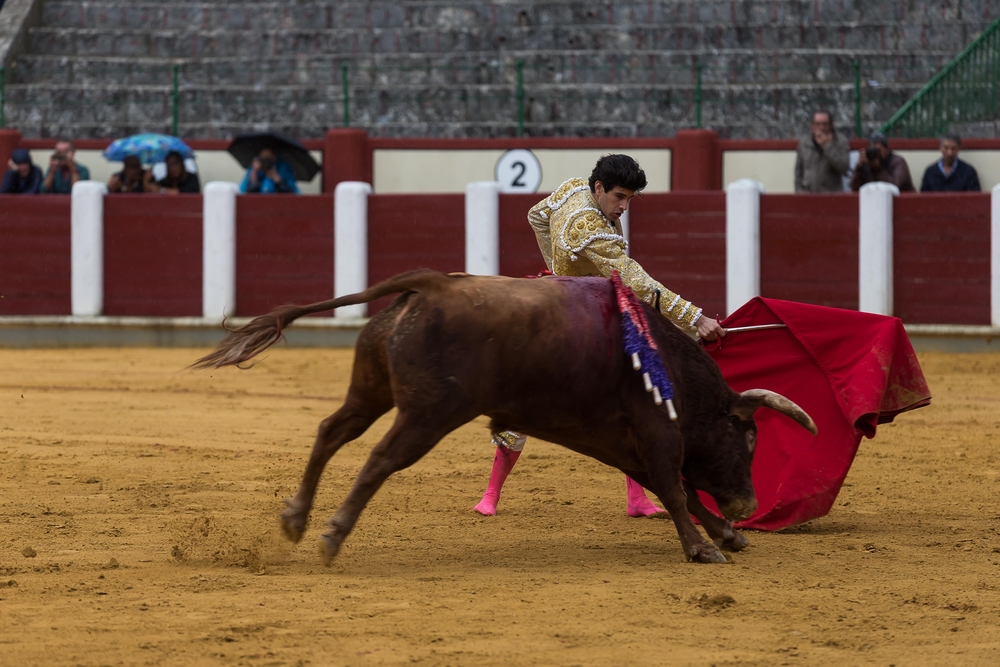 El Cid, López Simón y Ginés Martín, en la cuarta de abono de la Feria.  / WELLINGTON DOS SANTOS