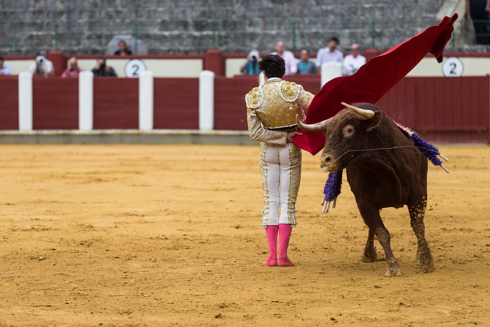 El Cid, López Simón y Ginés Martín, en la cuarta de abono de la Feria.  / WELLINGTON DOS SANTOS