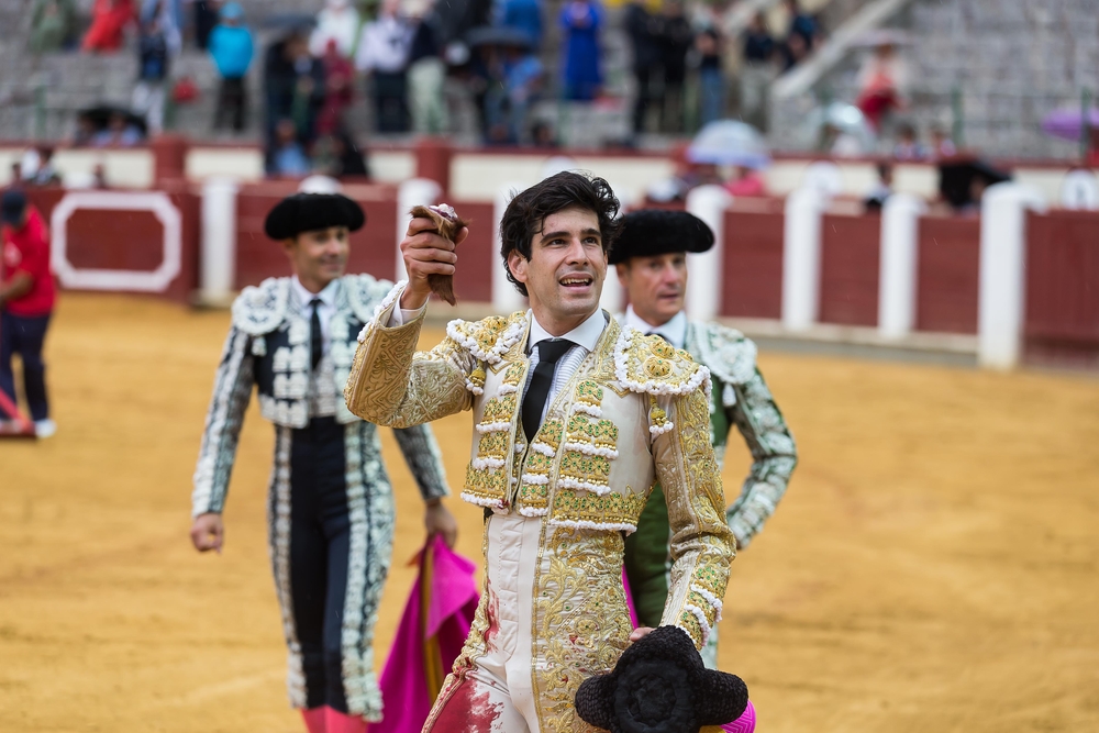 El Cid, López Simón y Ginés Martín, en la cuarta de abono de la Feria.  / WELLINGTON DOS SANTOS