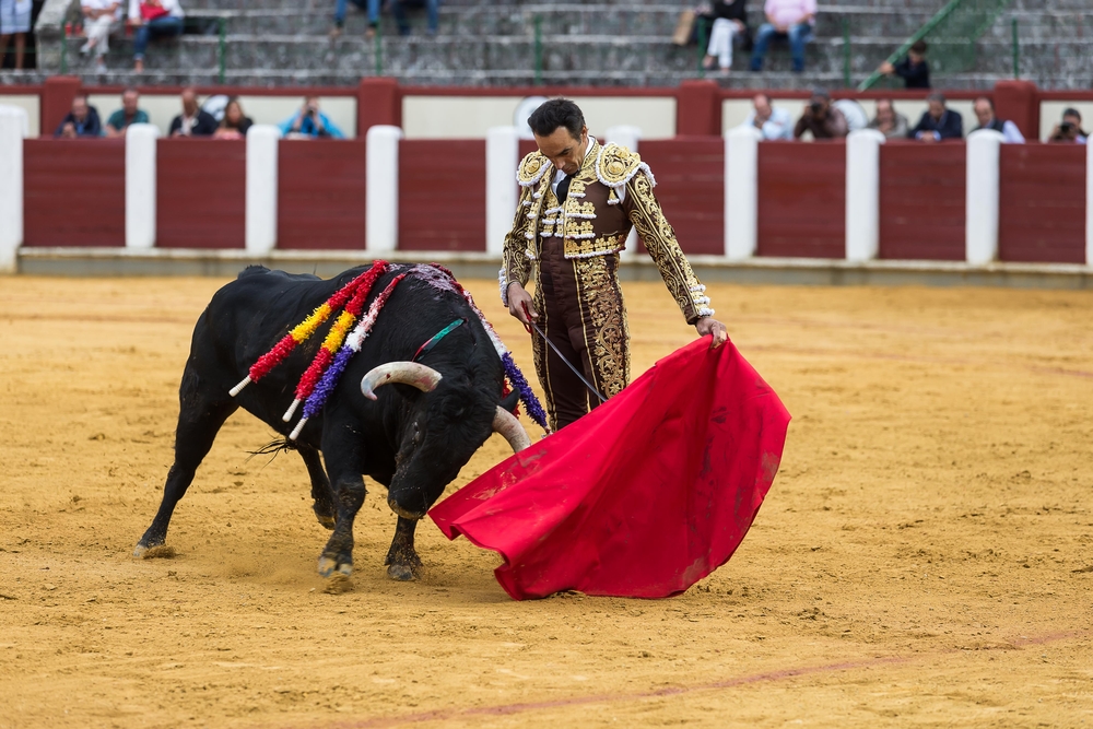 El Cid, López Simón y Ginés Martín, en la cuarta de abono de la Feria.  / WELLINGTON DOS SANTOS