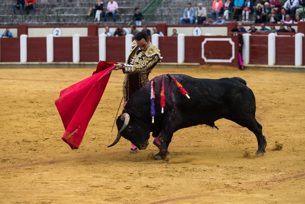 El Cid, López Simón y Ginés Martín, en la cuarta de abono de la Feria.  / WELLINGTON DOS SANTOS