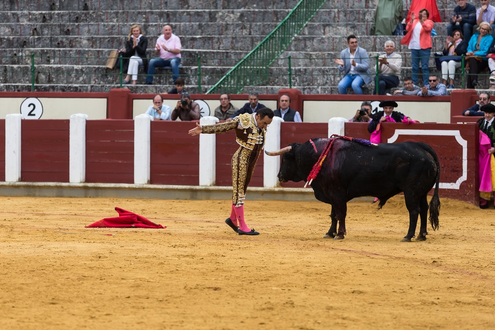 El Cid, López Simón y Ginés Martín, en la cuarta de abono de la Feria.  / WELLINGTON DOS SANTOS