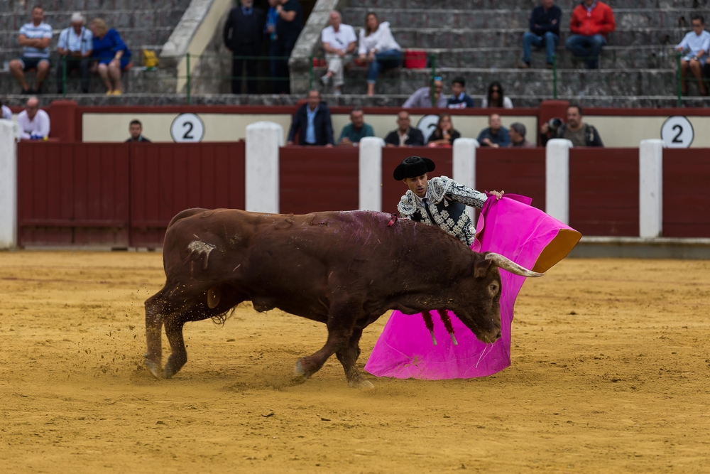 El Cid, López Simón y Ginés Martín, en la cuarta de abono de la Feria.  / WELLINGTON DOS SANTOS