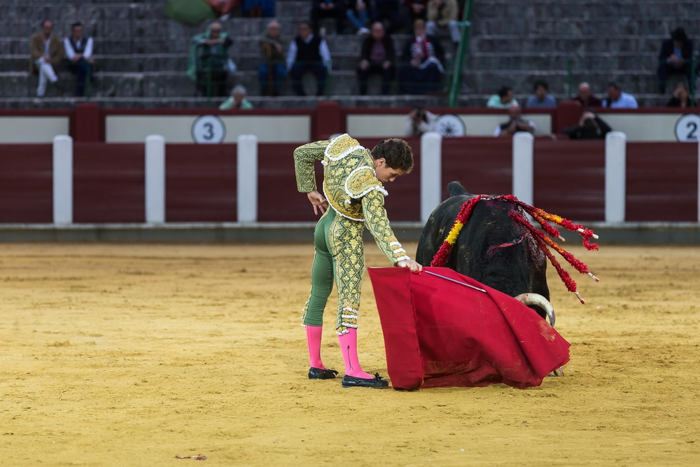 El Cid, López Simón y Ginés Martín, en la cuarta de abono de la Feria.  / WELLINGTON DOS SANTOS