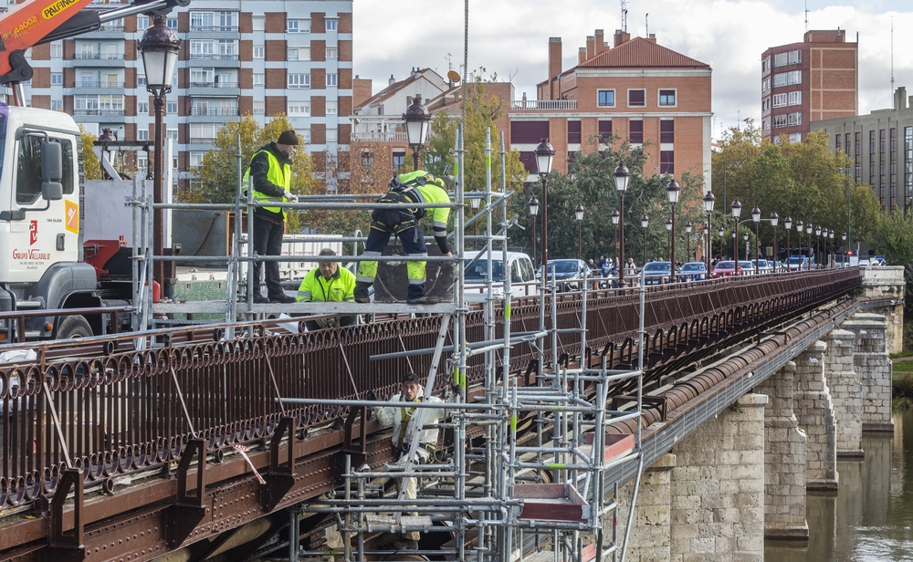 Corte de un carril en el Puente Mayor  / JONATHAN TAJES