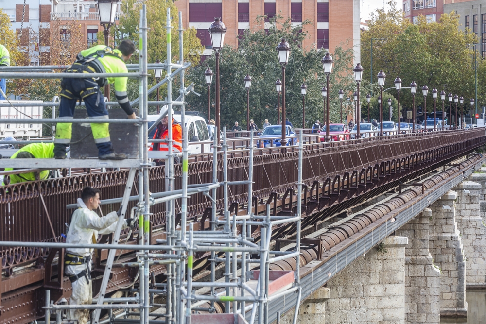 Corte de un carril en el Puente Mayor  / JONATHAN TAJES