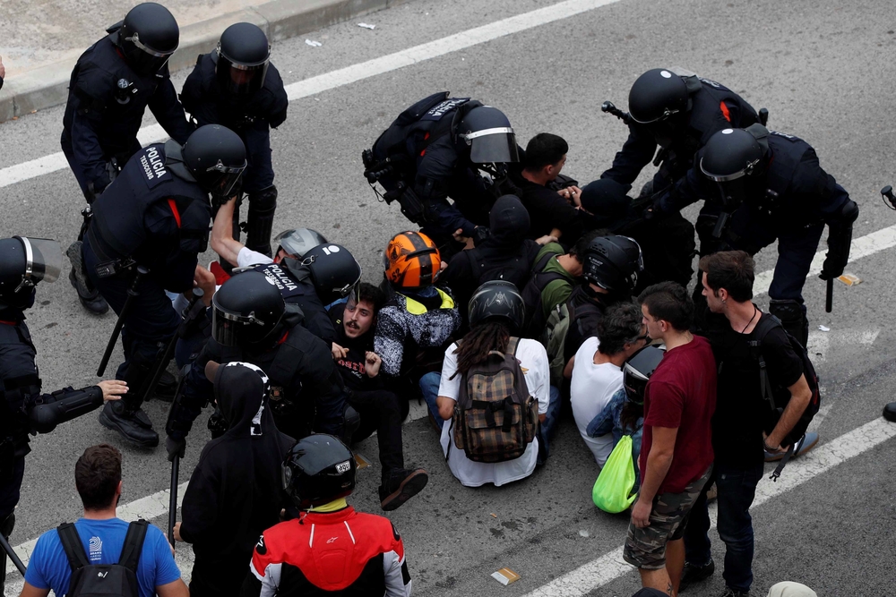 Activistas independentistas intentan paralizar el Aeropuerto de El Prat  / ALEJANDRO GARCÍA