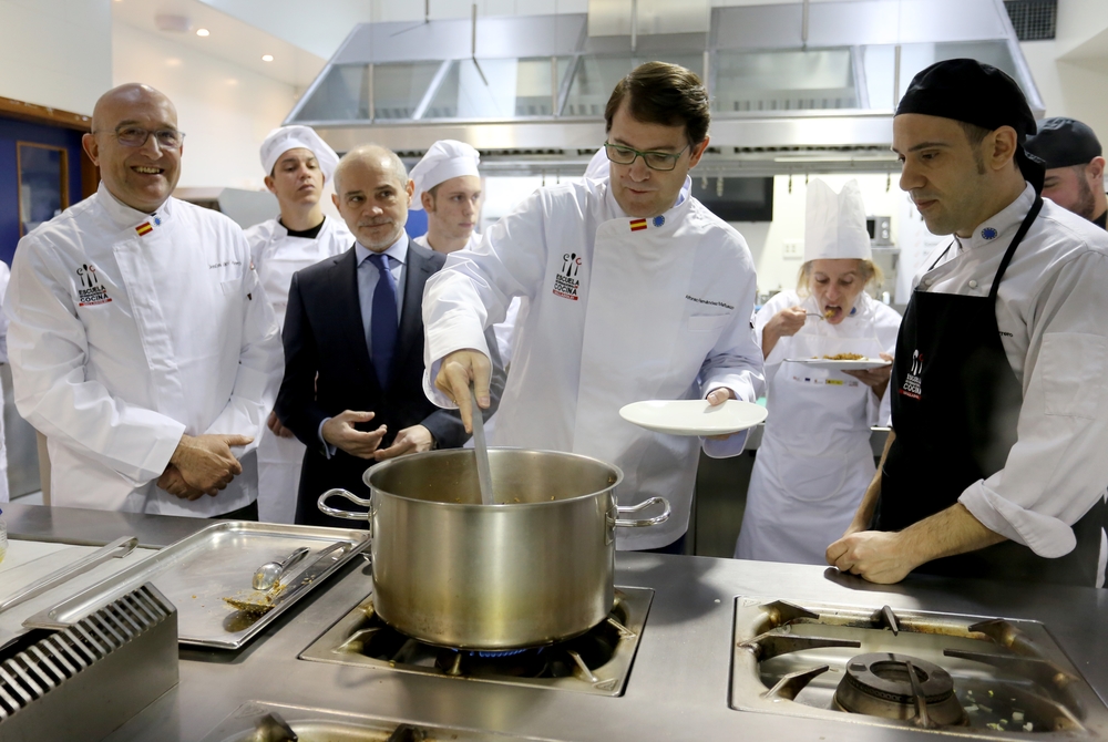 El presidente del PPCyL visita la Escuela Internacional de Cocina de la Cámara de Comercio
