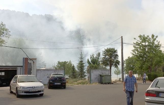 Los bomberos intervienen dos veces en un incendio en Cabezón