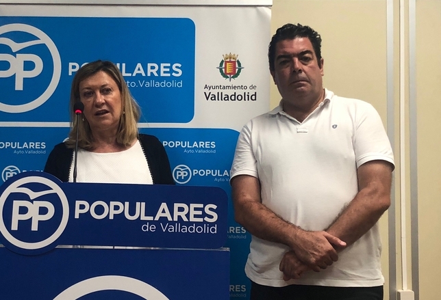 Del Olmo y Gutiérrez Alberca, durante una rueda de prensa del PP en el Ayuntamiento de Valladolid.