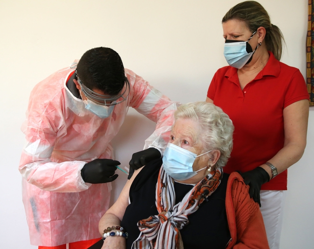 La primera residente vacunada ha sido Juana Ribón, de 79 años.